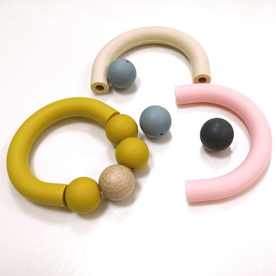 Balita silikon Beads Teether BPA Bebas Teething Rings Logo Disesuaikan