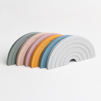 Kustom BPA Gratis Bayi Silikon Rainbow Teether Mainan 9.2*4.5*0.7cm