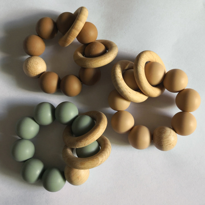Manik-manik Silikon Kustom Teether 9*7.5*4cm Dengan 2 Gelang Kayu
