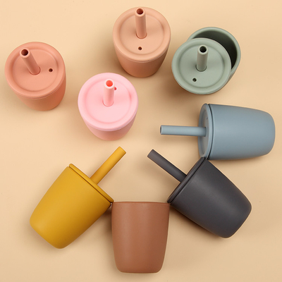 Kualitas makanan BPA Bebas Sayang Training silikon Straw Cup Dengan Tutup Sippy