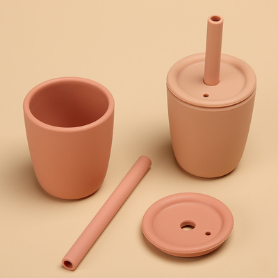 Kualitas makanan BPA Bebas Sayang Training silikon Straw Cup Dengan Tutup Sippy