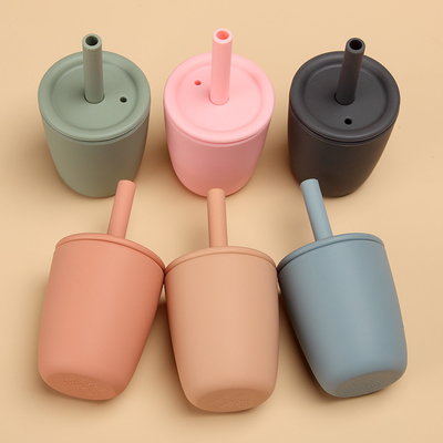 Kualitas makanan BPA Bebas Sayang Training silikon Straw Cup Dengan Tutup Sippy